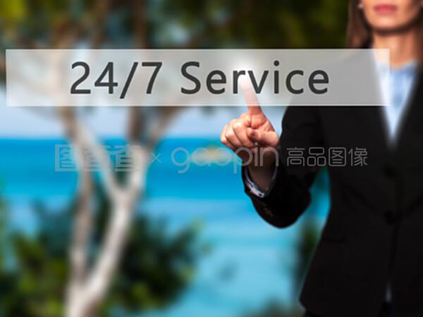 247服务-商务妇女按触屏按钮